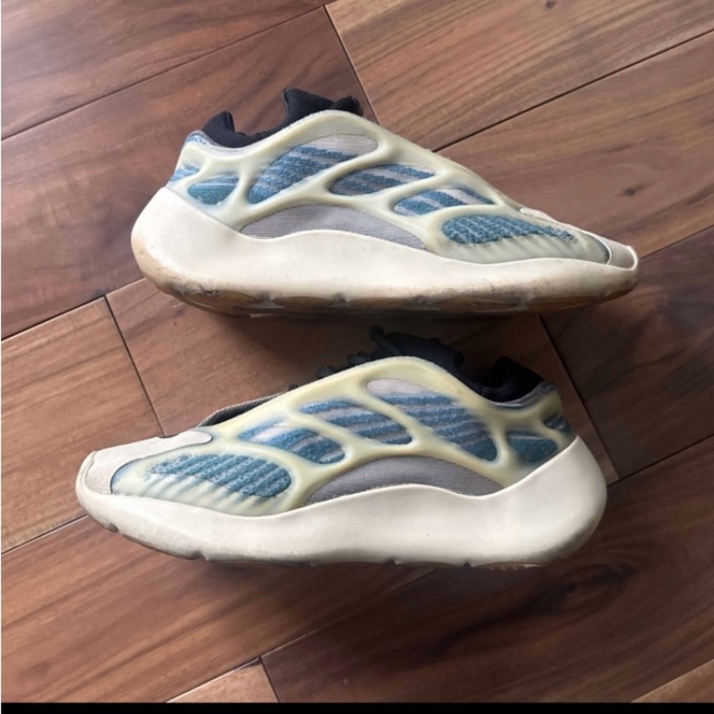 Adidas Yeezy 700 V3 Kyanite Size 8